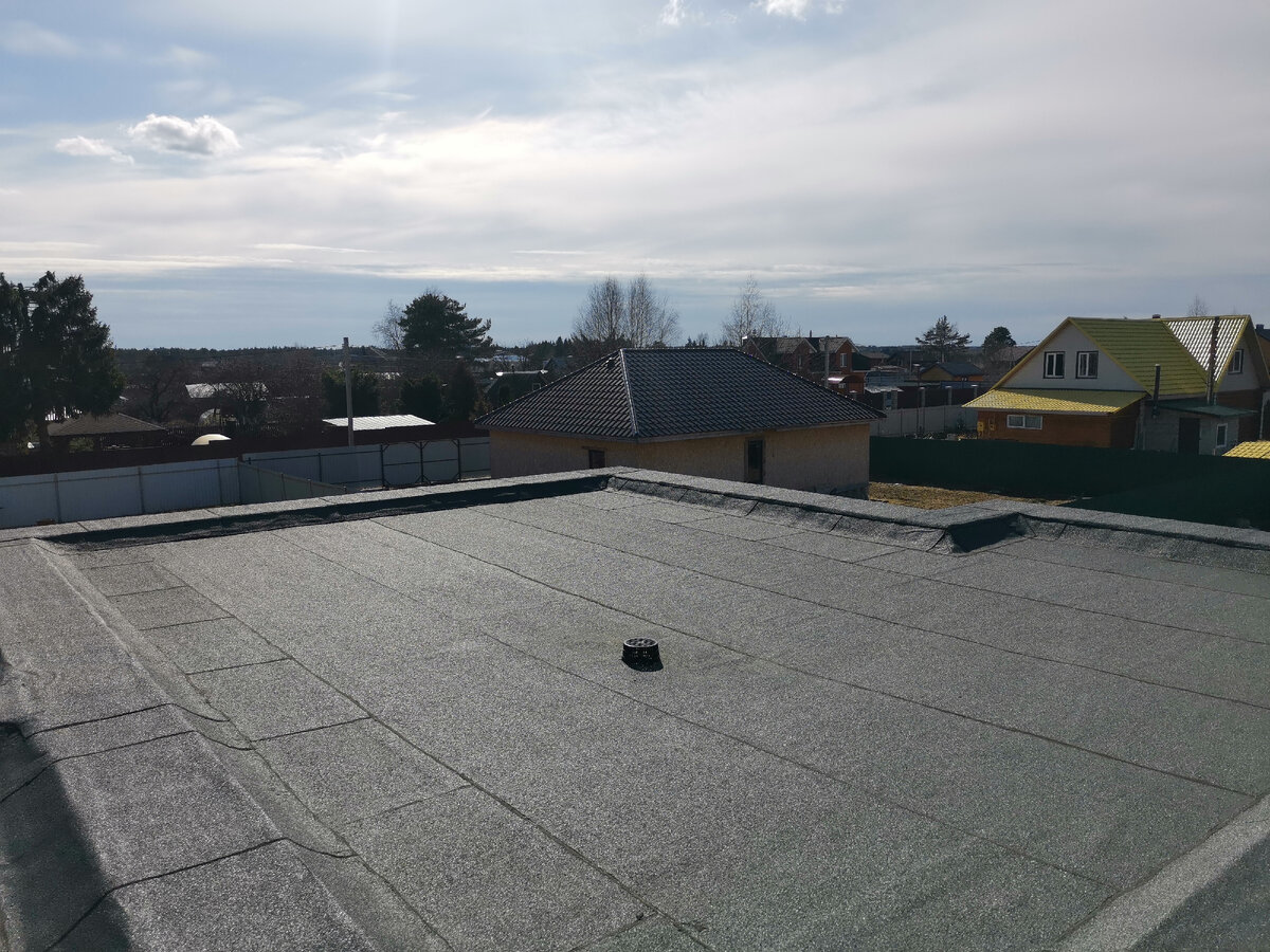 Вид с этой самой крыши, которую мы должны были всю зиму, не покладая лопат, чистить, а весной черпать воду ковшами и тазами😃Вместо этого позавчера я сидела там по-турецки и грелась на солнышке на абсолютно сухой поверхности