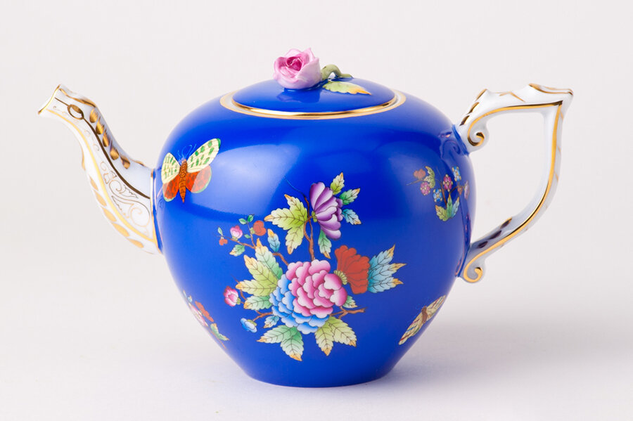 Чайник с синим крытьём из серии «Королева Виктория» (Queen Victoria on blue background), Herend, Венгрия