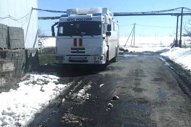    На месте ЧП работают спасатели. Фото: ГУ МЧС по Ростовской области