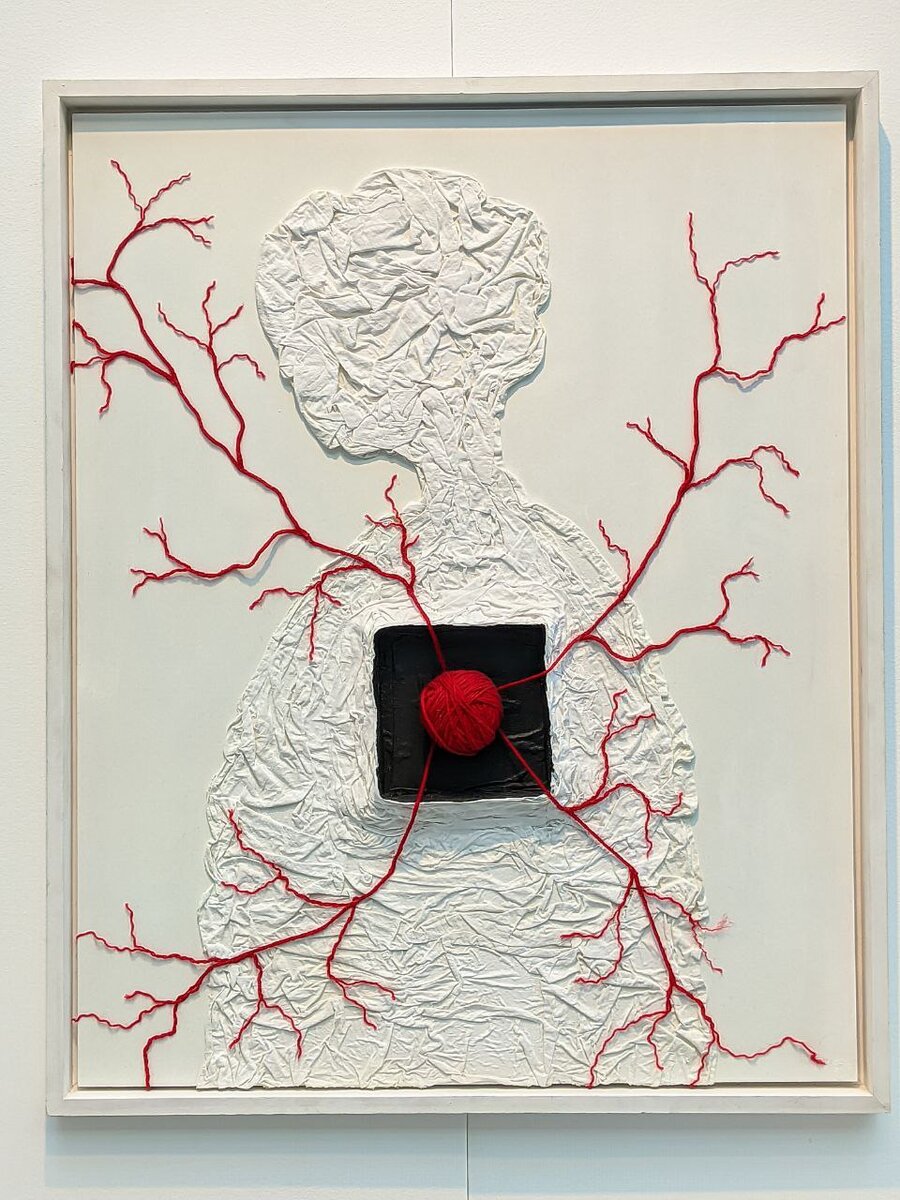 Работа «Автопортрет», Автор: Юлия Рытикова, 2021 г. 
Материалы: акрил, текстиль, нить, фанера в раме.