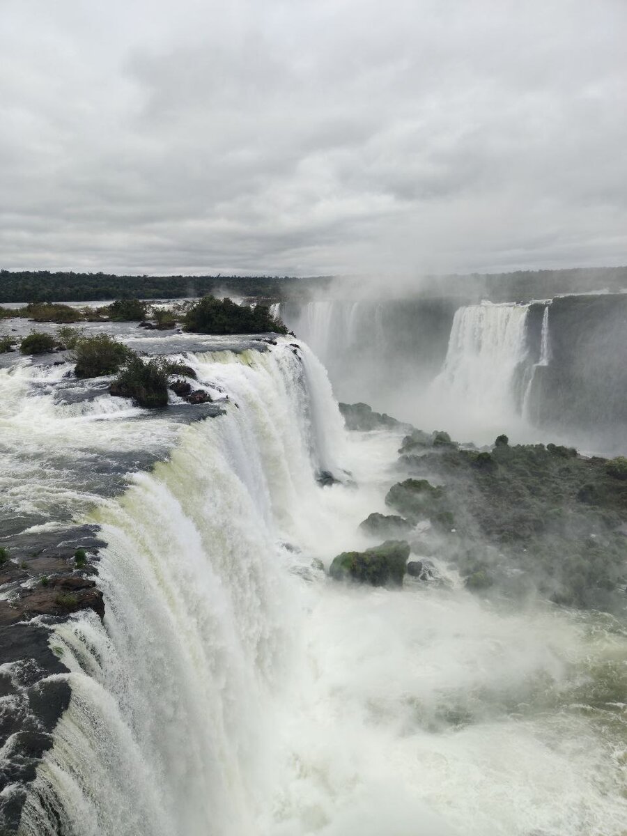 Высота падения воды достигает 82 метров