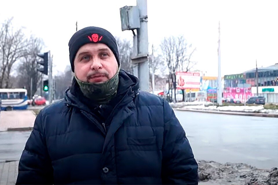     Максима Фомина все знали под псевдонимом Владлен Татарский.  Кадр видео