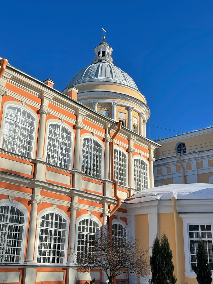 Как хорошо на территории лавры в любое время года!