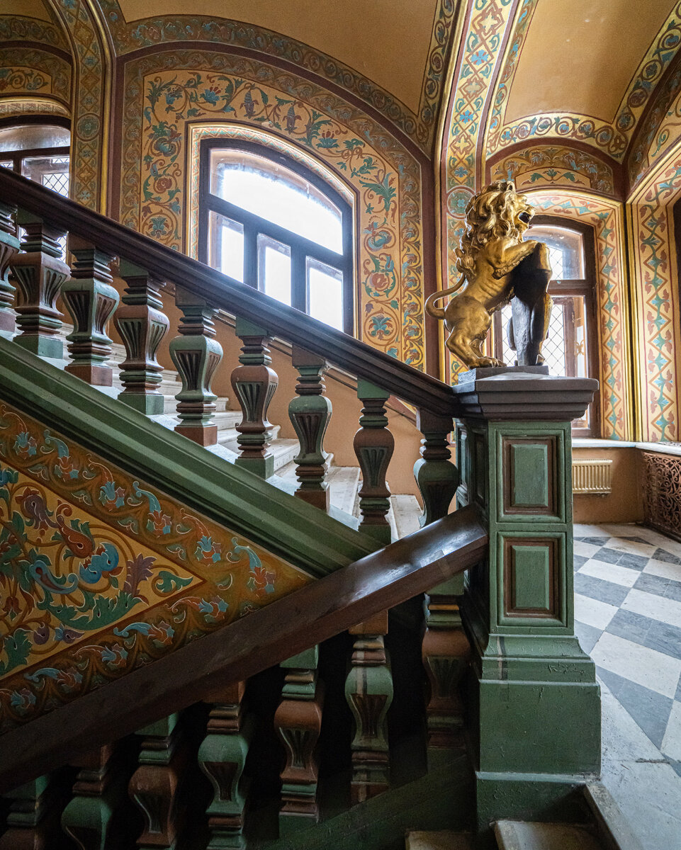 Парадная лестница в палатах