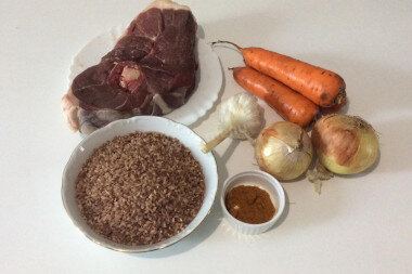 ШАГ 1:
Подготовим продукты. Мяса, риса, лука и моркови должны быть примерно одинаковое количество по весу. У меня кусок с костью, плюс с жирком, который я использую отдельно, поэтому вес больше. Забыла налить масло для фото, каюсь. И не нашла в продаже стручковый острый перец, он тоже нужен. Специи взяла специальные "приправа для плова", там есть зира. Если берете отдельно, то положите еще барбарис.