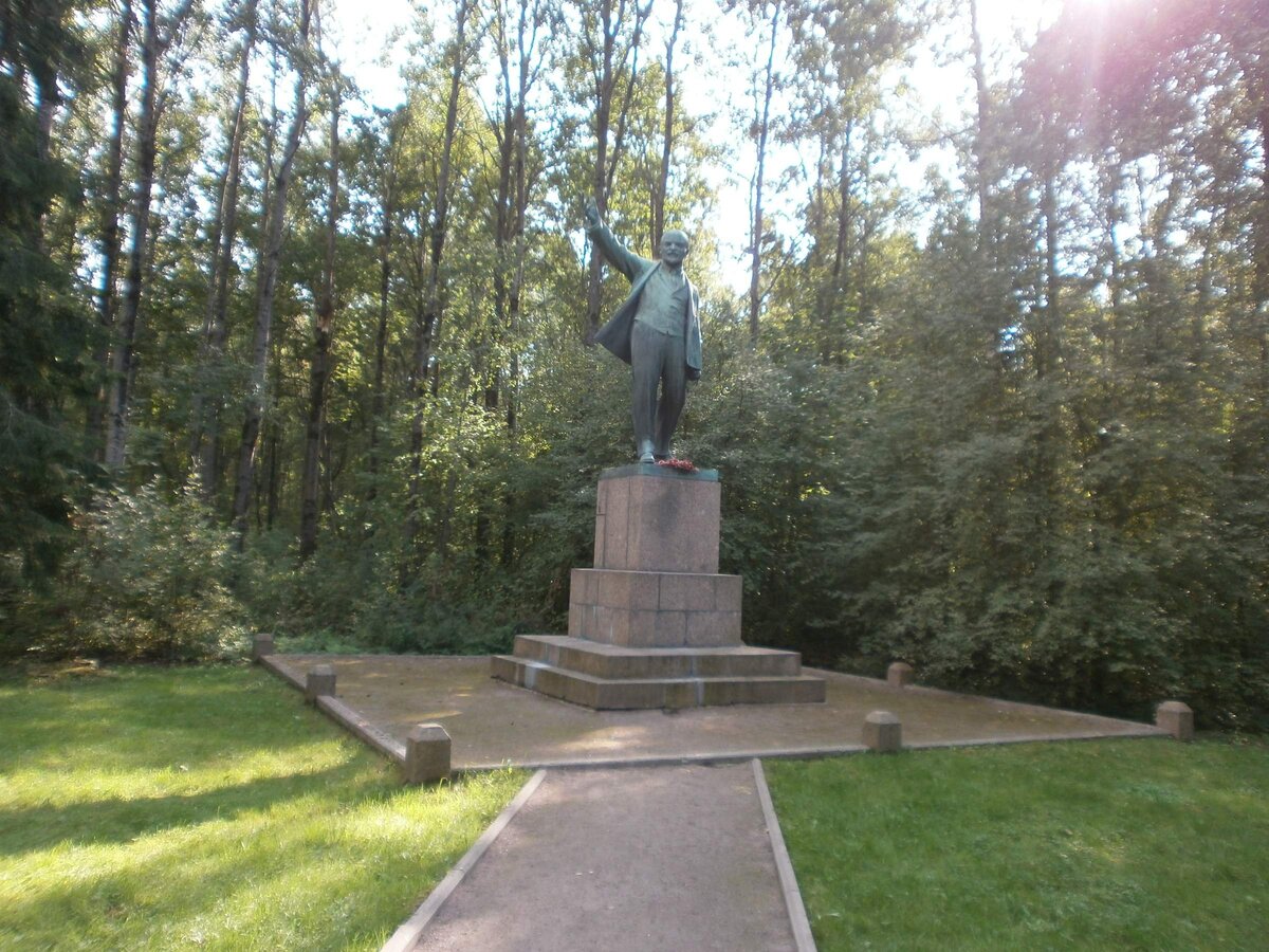     Памятник В. И. Ленину