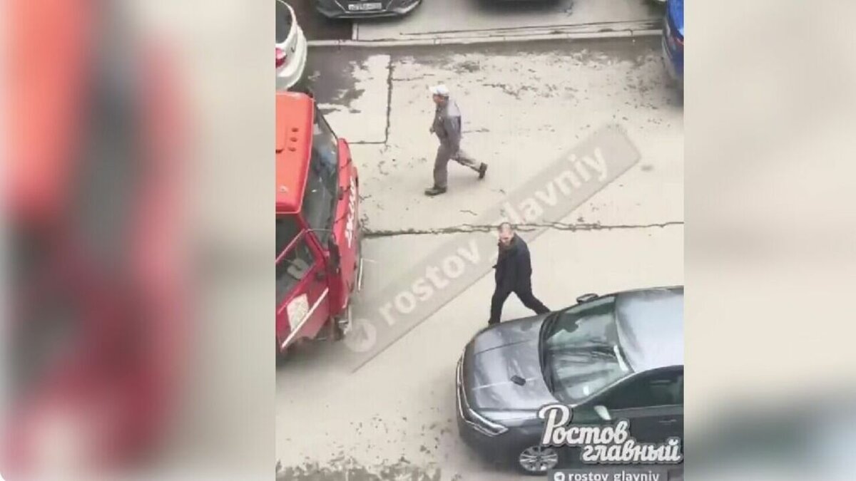     Житель Ростова уличил водителей эвакуатора в неправомерной конфискации машины, те решили ответить на обвинения кулаками, видео потасовки опубликовали в соцсетях горожане.