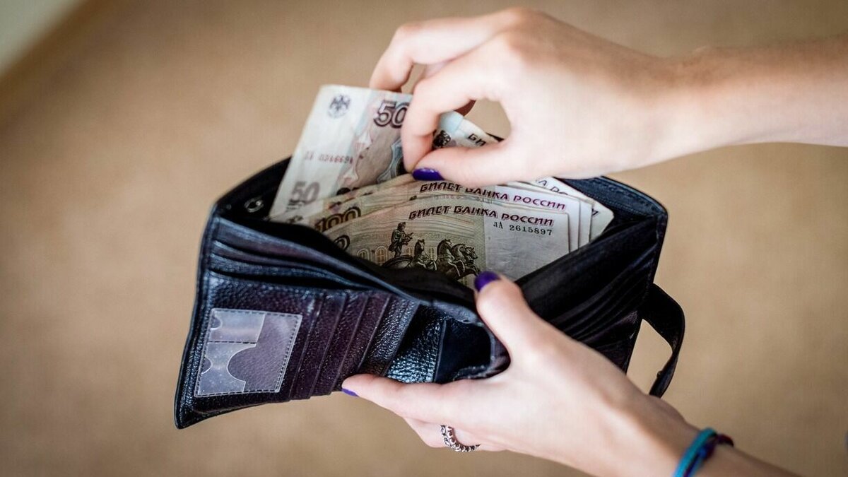     Минимальные оклады у специалистов в муниципальных округах Прикамья начинаются с 3179 рублей.