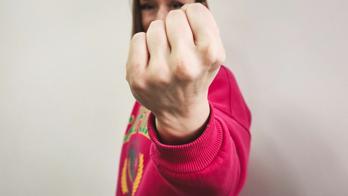     Женщина решила напасть на соседку, когда у нее закончились аргументы в споре. О происшествии рассказали в пресс-службе МВД региона.