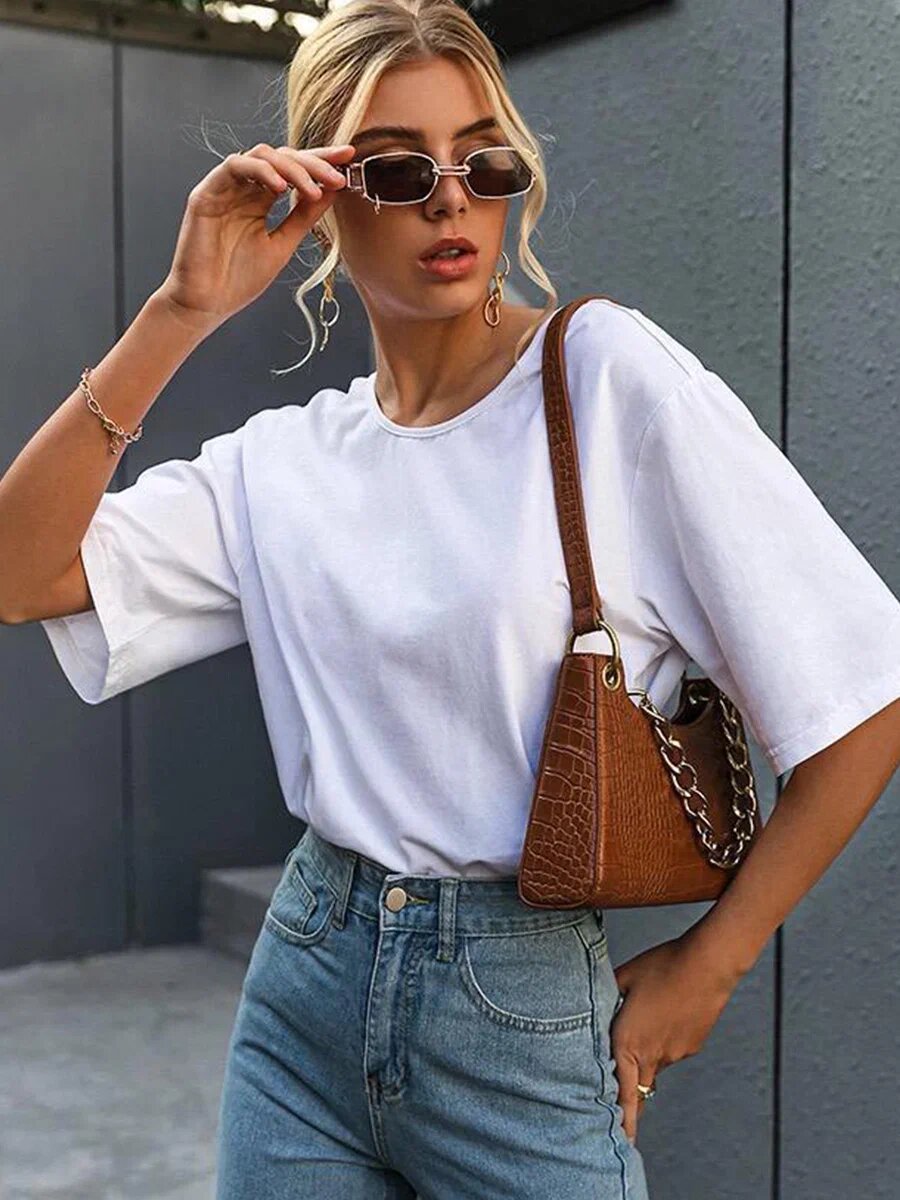 Джинсы с высокой посадкой и белая футболка