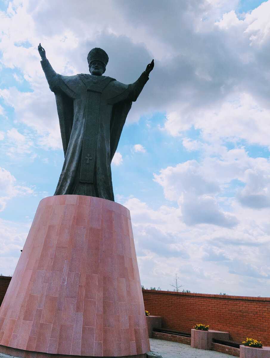 Скульптура Николая Чудотворца. Фото: Удивительный АльбОМСК 
