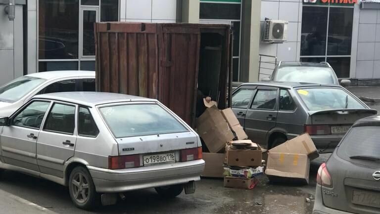    В Ново-Савиновском районе Казани местные жители пожаловались на мусорный контейнер, установленный в недопустимом месте. Соответствующая публикация появилась в Telegram-канале «Неуютный Дом».