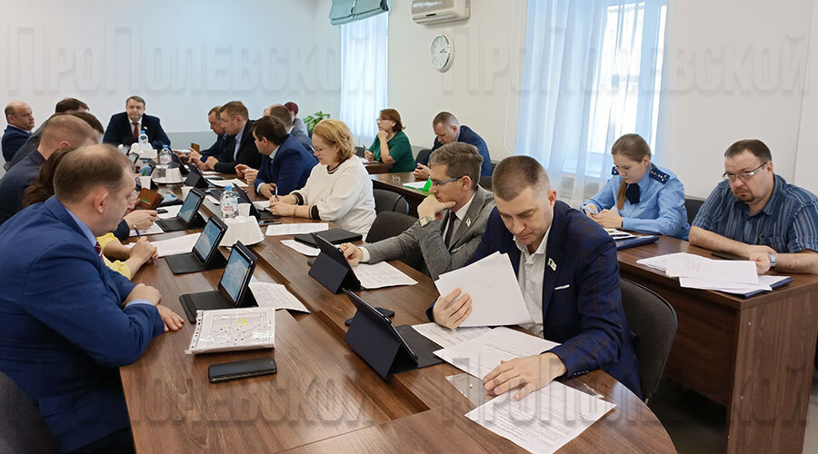 Предваряя сессию городской Думы, председатель Дмитрий Коробейников зачитал благодарность депутату Илье Бориско от жительницы за оперативное решение вопроса