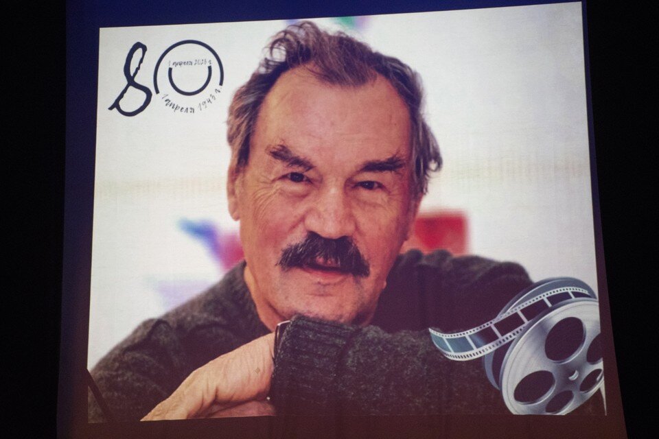     Зайченко смотрел на всех со сцены. Геннадий БИСЕНОВ