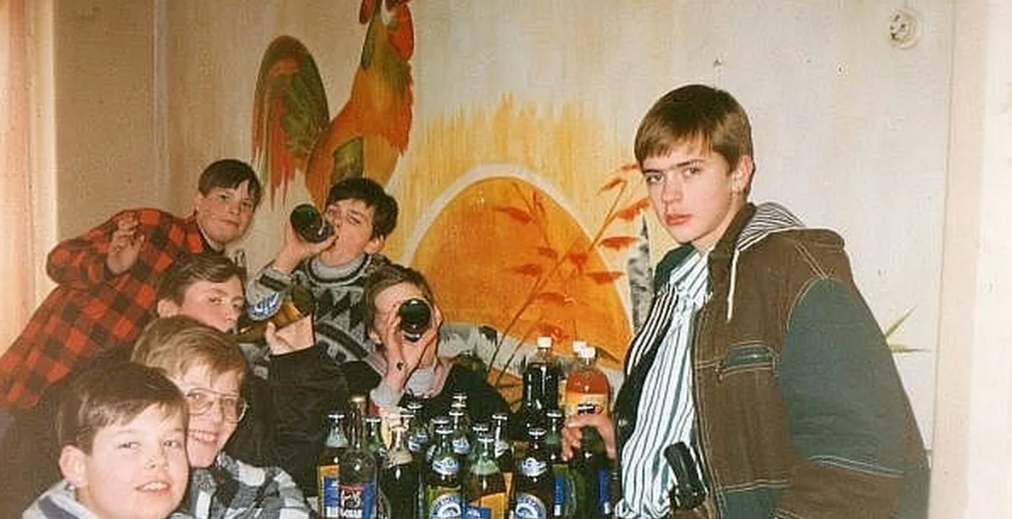 Подростки 2000 х. Молодежь 90. Россия 90-х. Алкоголь 90 годов. Молодежь в 90-е годы