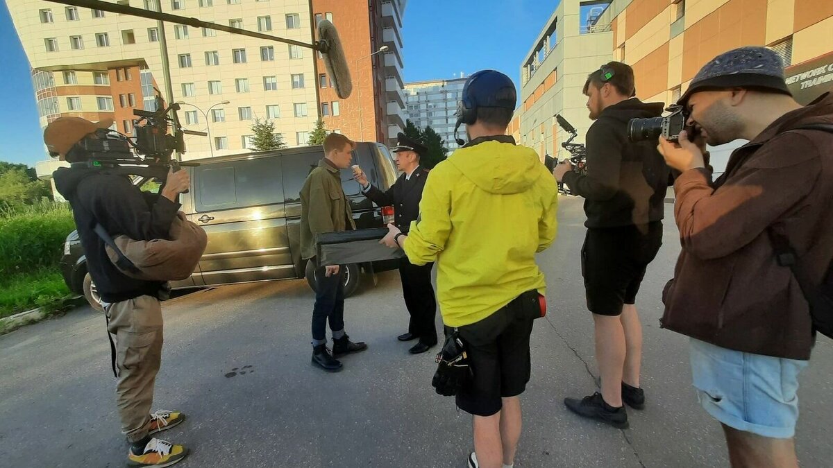     Комедийный сериал «На дне», снятый в Нижнем Новгороде, выйдет на экран 27 апреля. Его можно будет посмотреть в онлайн-кинотеатре PREMIER. Об этом сообщают сотрудники платформы.