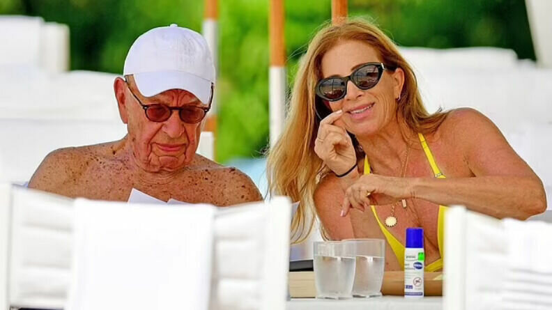     Помолвка расторгнута спустя две недели.