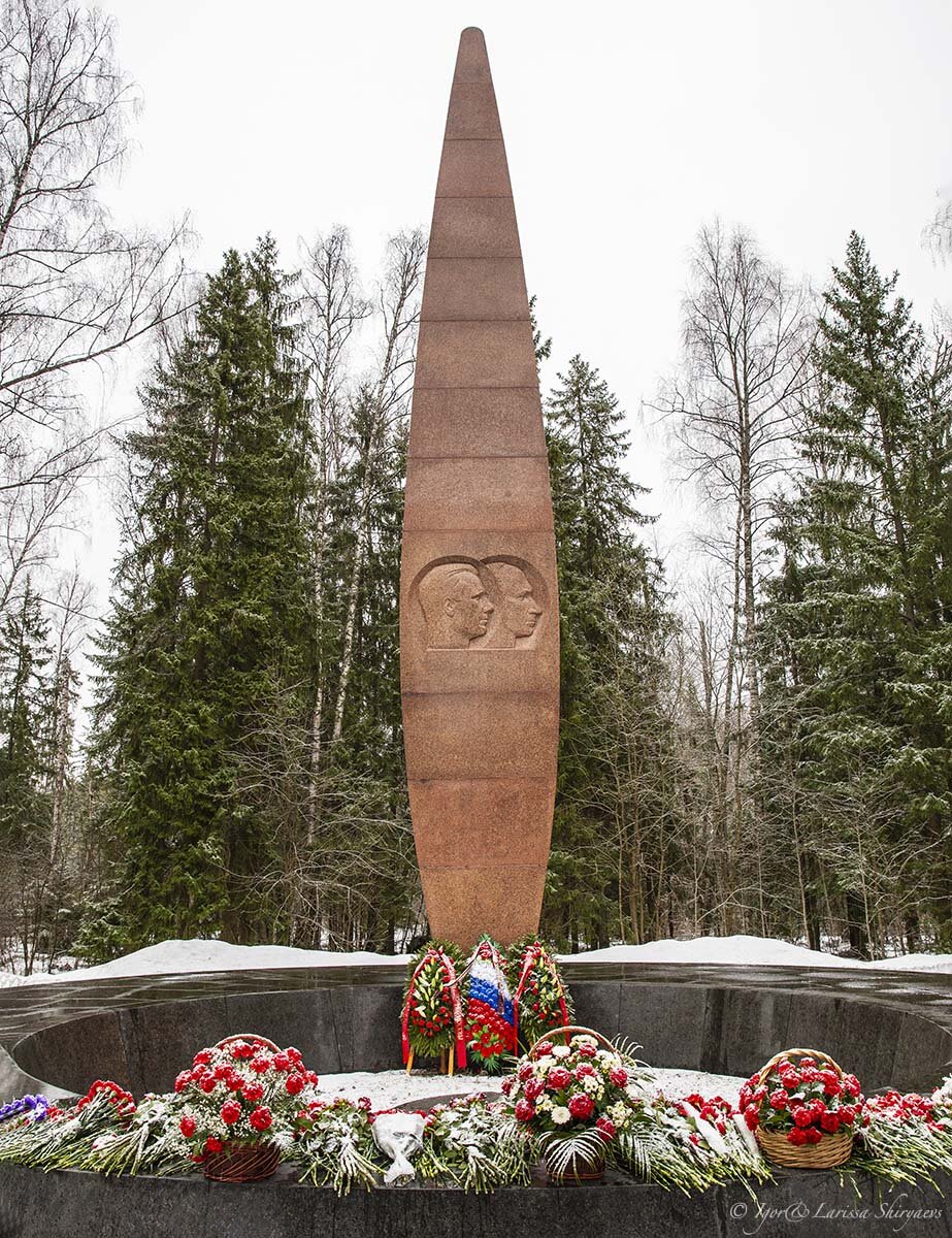 Мемориал юрия гагарина. Мемориал юрия гагарина в киржаче. Мемориал гагарина и серегина киржач. Мемориал гагарина и серегина киржач. Мемориал места гибели гагарина.