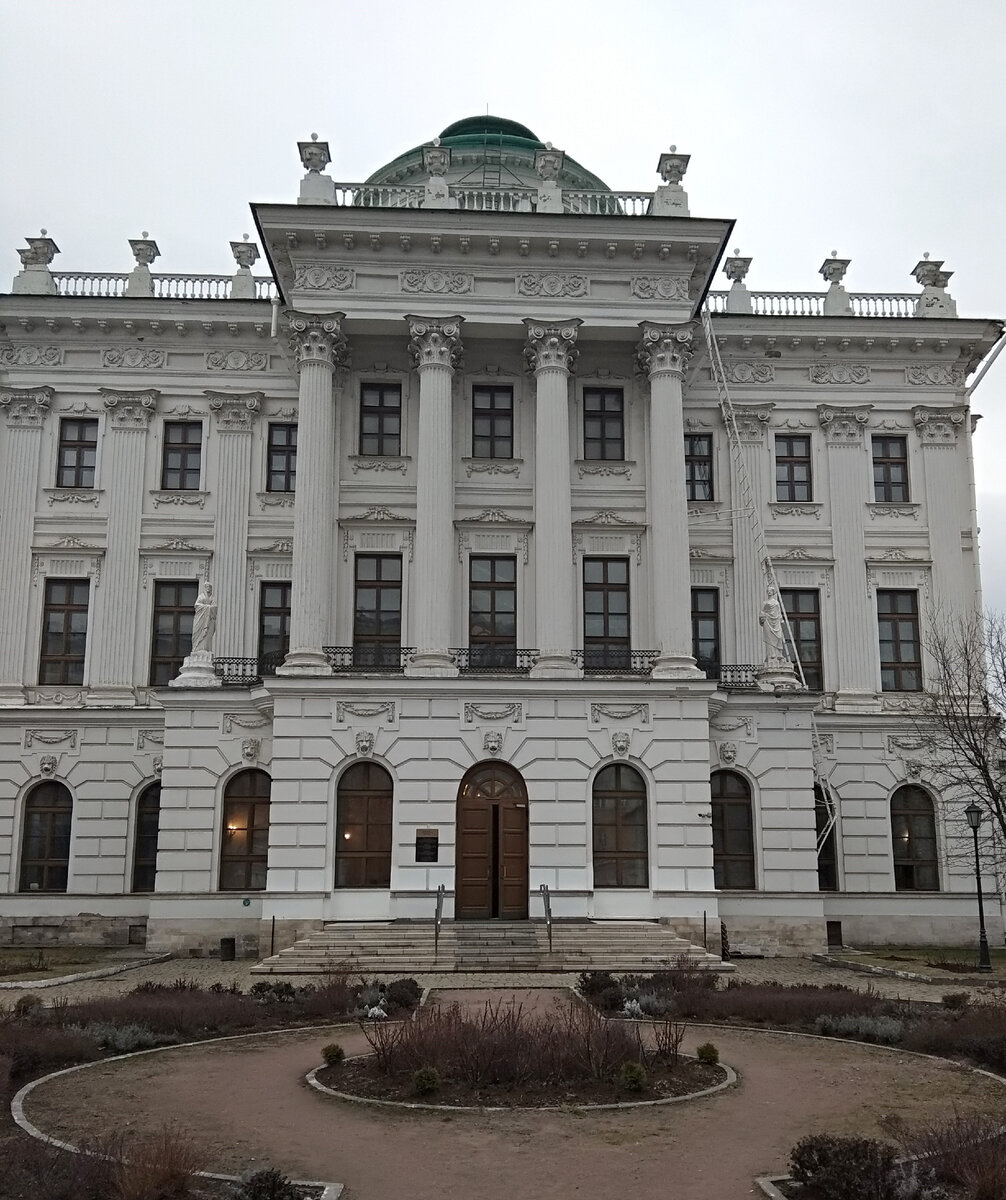 Дом Пашкова сегодня. Фасад, выходящий на Староваганьковский переулок. Сейчас здесь вход в здание. Фото автора