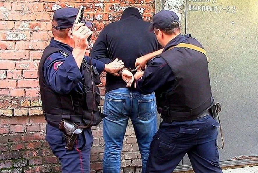 Преступное нападение. Полицейский арестовывает преступника.