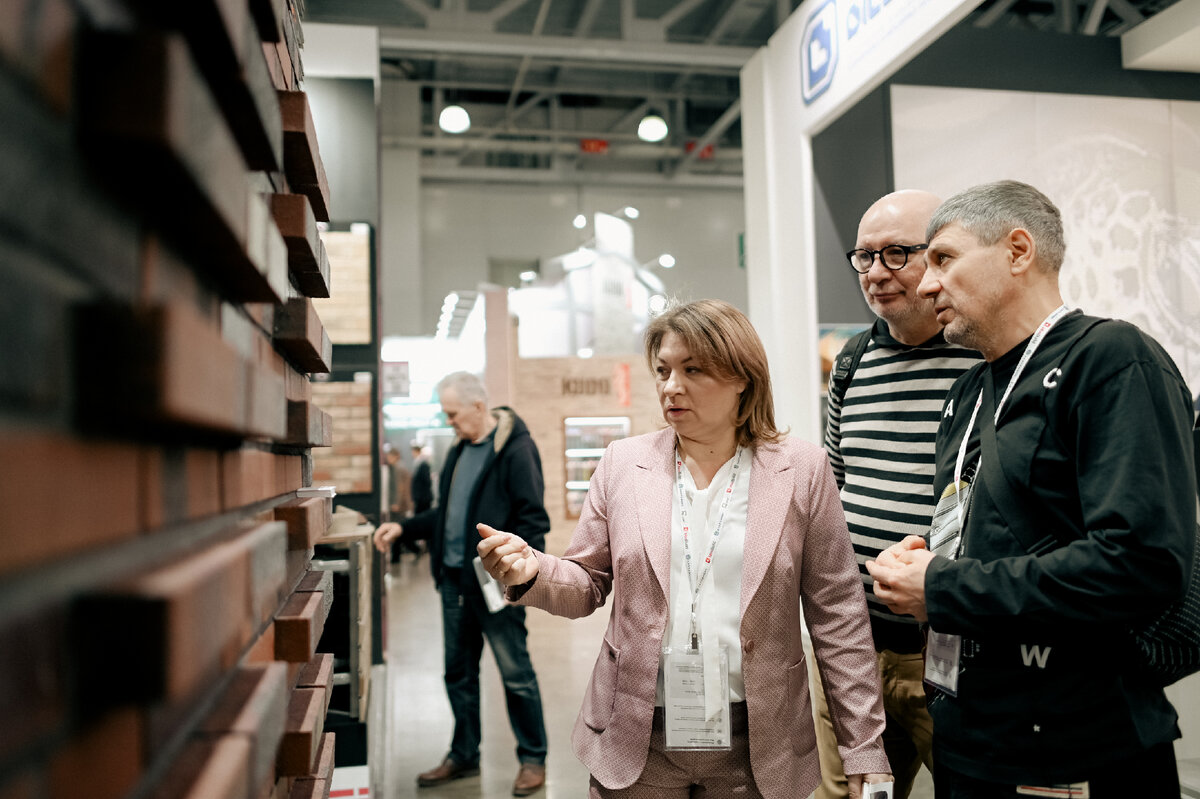 Руководители компании РускомСтрой осматривают экспозицию выставки MosBuild – 2023