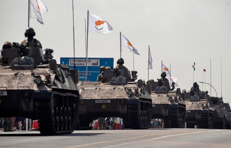 Бойцы Национальной гвардии Кипра принимают участие в военном параде, посвященном 61-й годовщине независимости Республики Кипр от британского колониального господства, 1 октября 2021 года. (Фото Яковоса Хациставру AFP/GETTY IMAGES