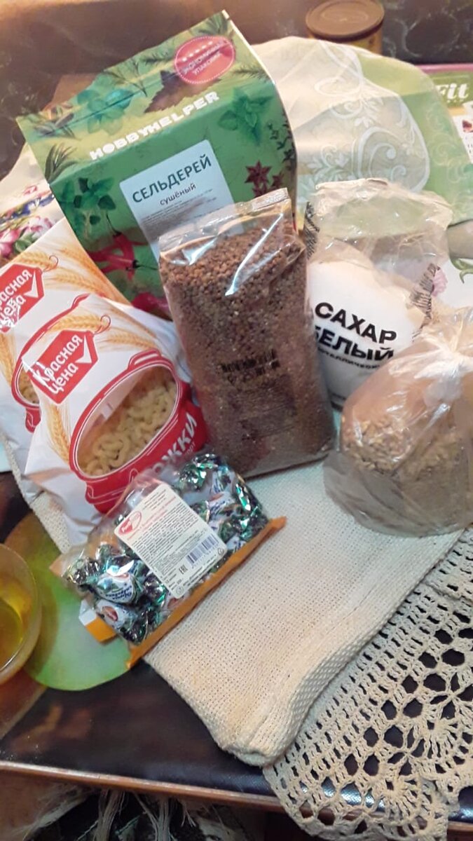 Рожки-макарошки, гречка, сахар-песок, конфетки и сушеный сельдерей.Кстати, очень всем советую, покупала на Озоне.Перловка -пачка-в кадр не вошла!