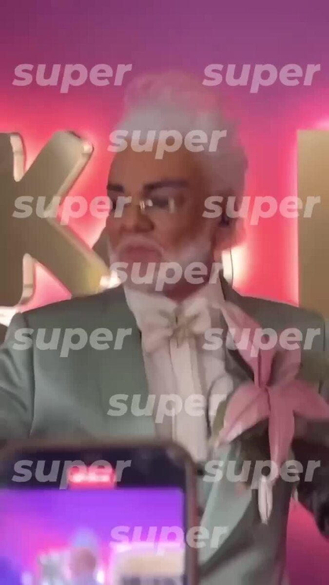    Филипп Киркоров блистает на красной дорожке музыкальной премии Видео: Super