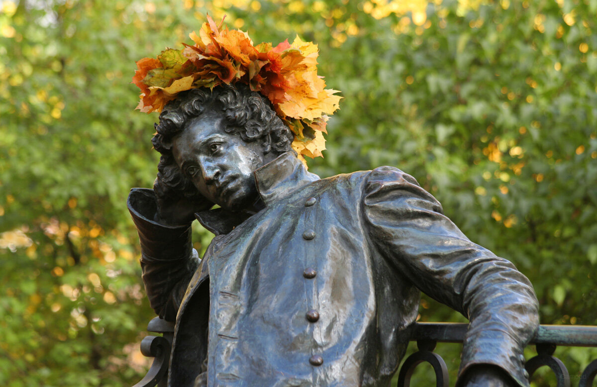 Веселое имя пушкина. Пушкин памятник Царское село осень. Памятник Пушкину в Царском селе. Пушкин лицеист скульптура. Памятник Пушкину в Царском селе фото.