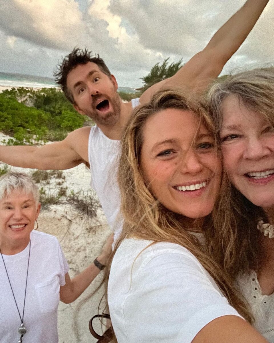    Блейк Лайвли и Райан Рейнольдс со своими мамами Фото: Инстаграм* @blakelively