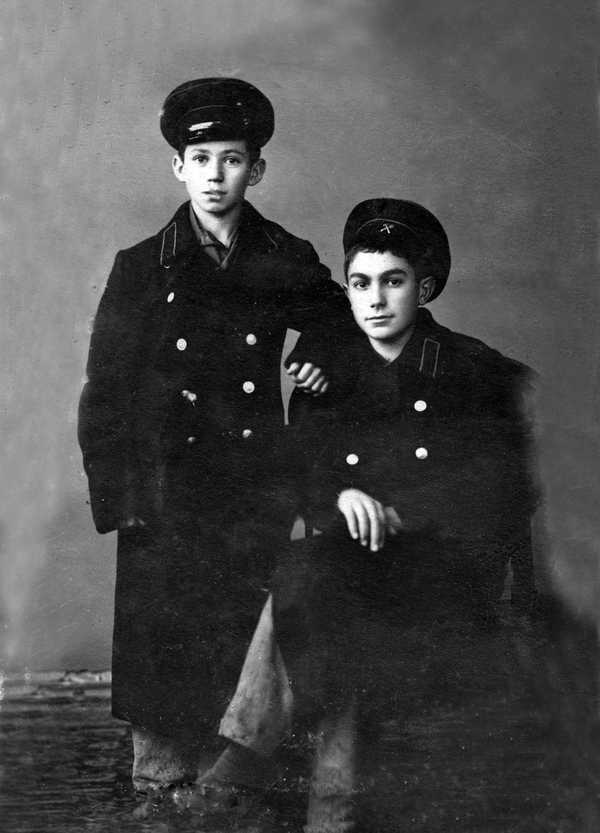 П. Луспекаев (справа) - студент ремесленного училища. Фото из открытых источников