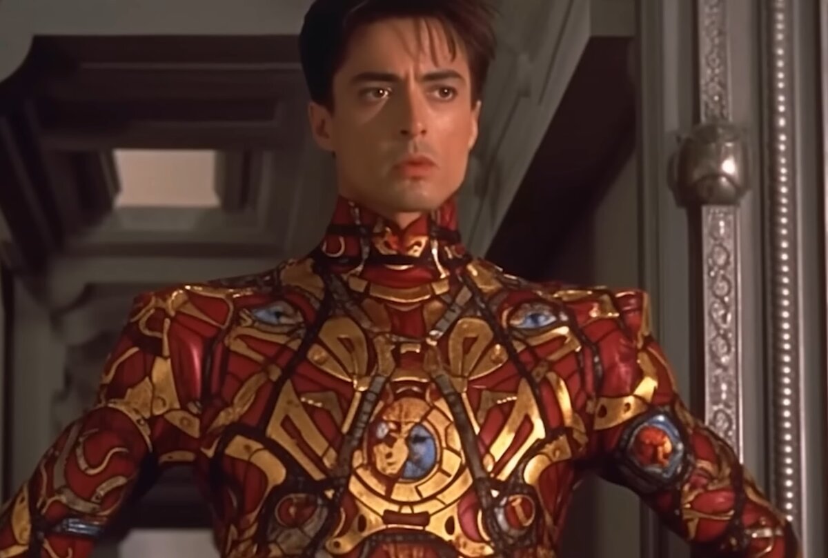    Железный человек в VersaceYouTube