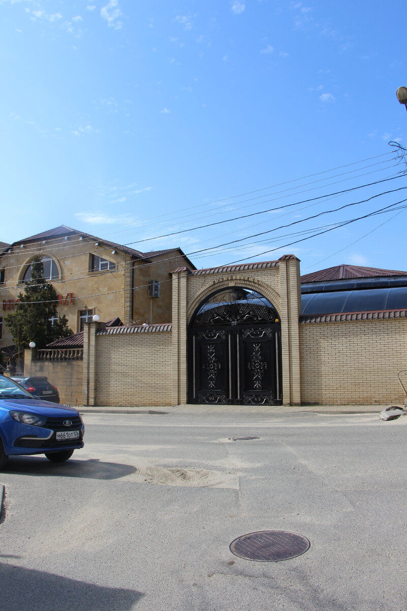 Типичный кавказский забор.