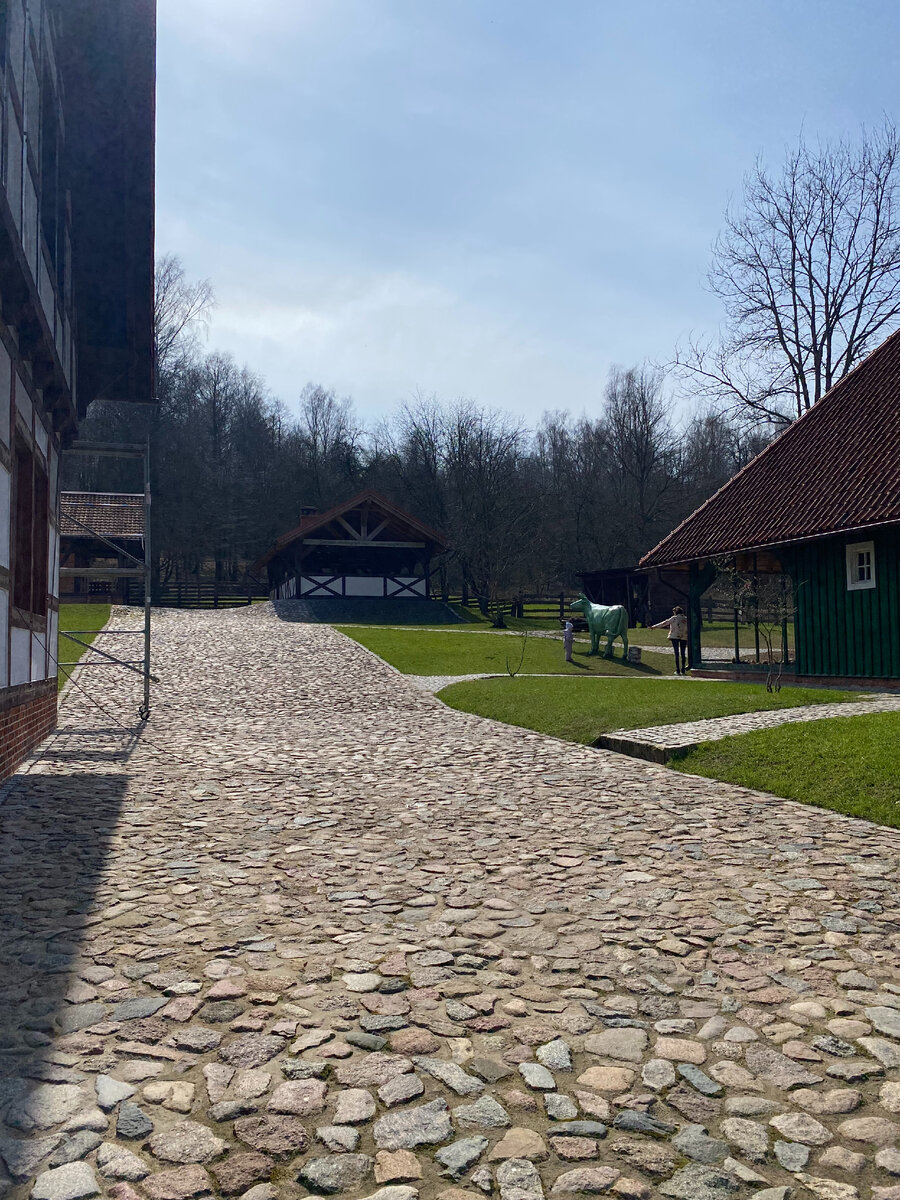 Вид со входа 