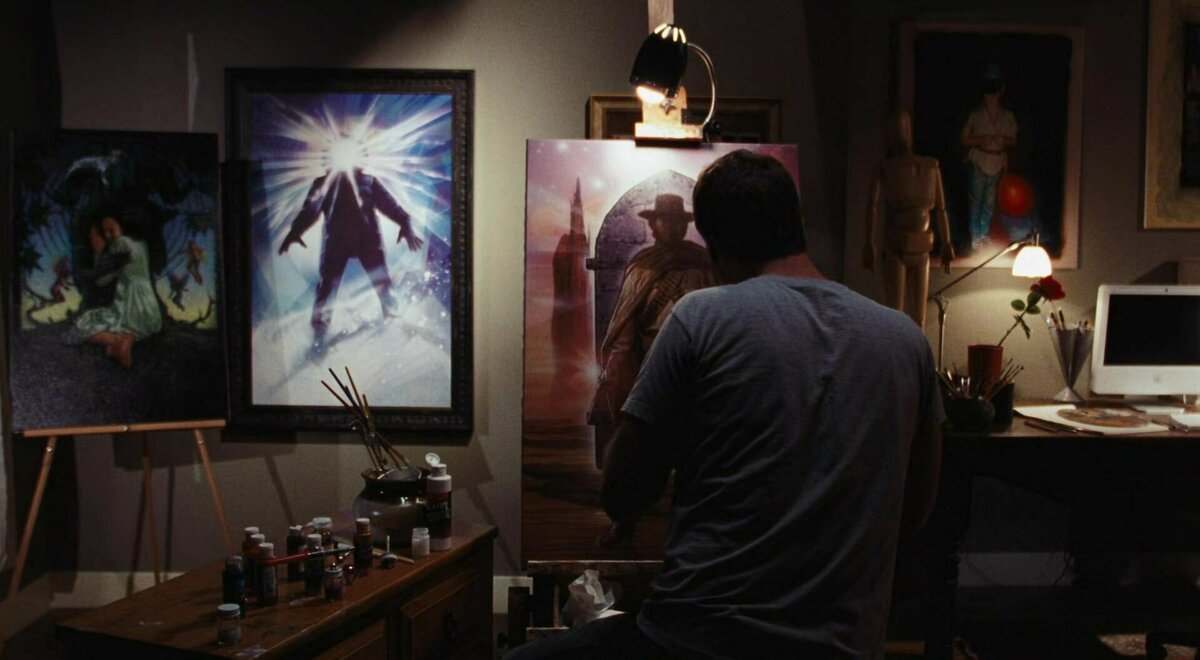 Это самая первая сцена. Предполагаю, что картина на мольберте намекает на цикл «Тёмная башня». Возможно, вторая слева — на «Сияние»? // Кадр из фильма «Мгла».