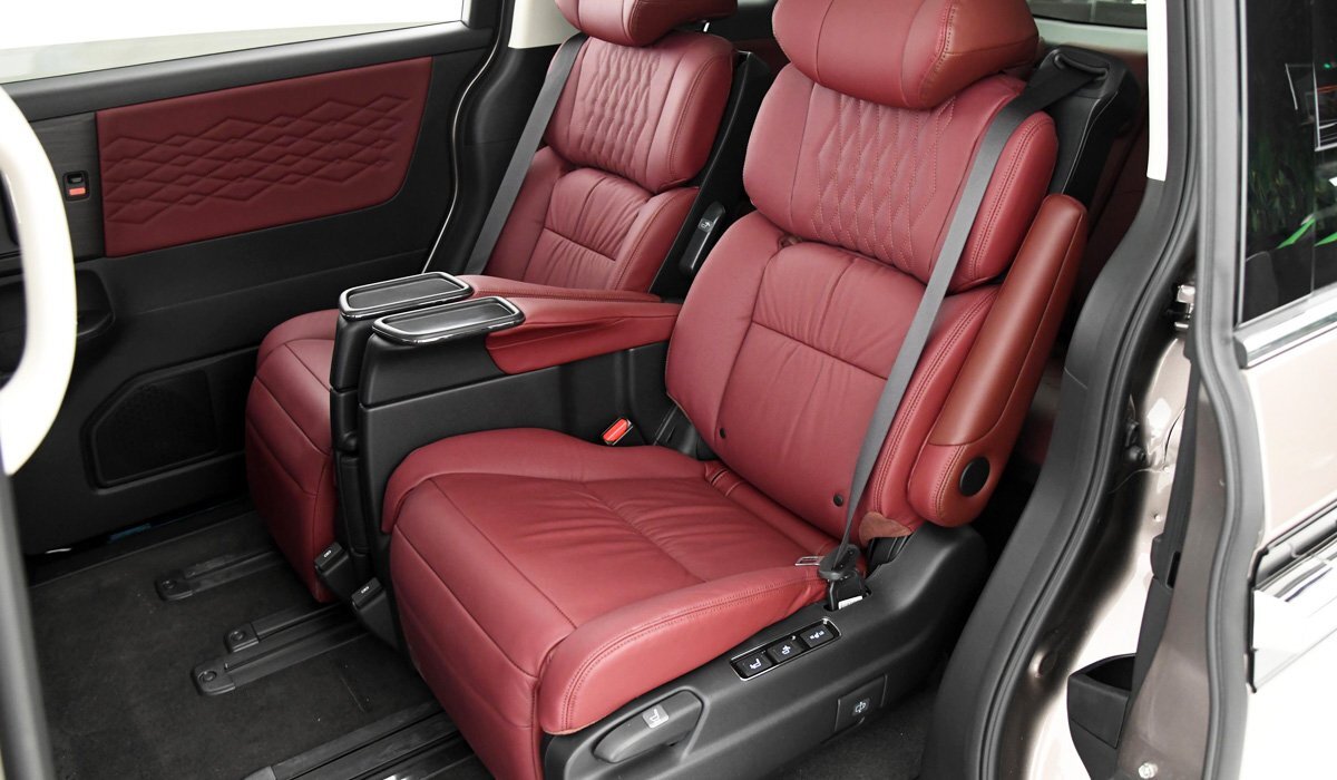     Раздельные кресла среднего ряда очень комфортабельны