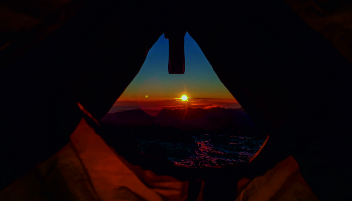 г. Эльбрус. Вид из палатки на восход солнца © Роман Дочук