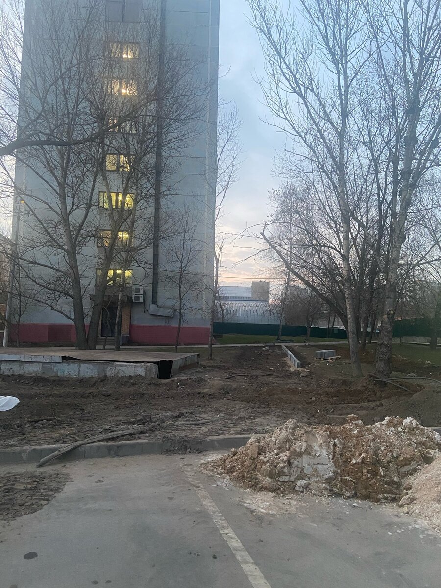 📷 1: Все деревья возле выхода станции 🚇 «Царицыно» Замоскворецкой линии, построенного в 1984 году, но так и не открытого, вырублены / подрезаны, стопка мраморных плит, лежавшая рядом с выходом, убрана.   