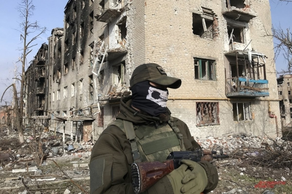    Боец ЧВК «Вагнер» в Артемовске.