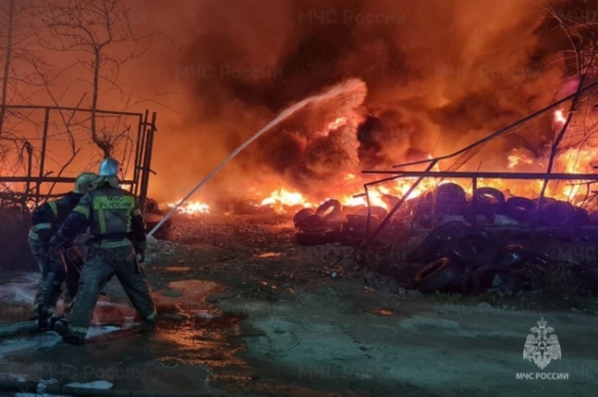    В Краснодаре бригада из 91 человека потушила пожар на площади 500 кв. м.