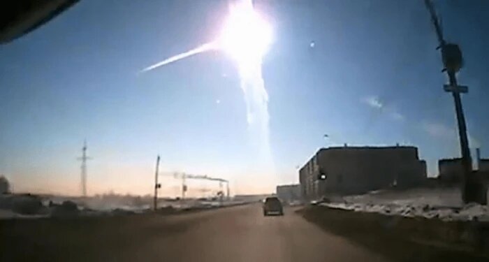 NASA: Мощность взрыва метеорита на Урале составила 300-500 килотонн. Это почти в 20 раз превосходит мощность взрыва атомной бомбы, сброшенной на Хиросиму. (Скриншот / dw.com)