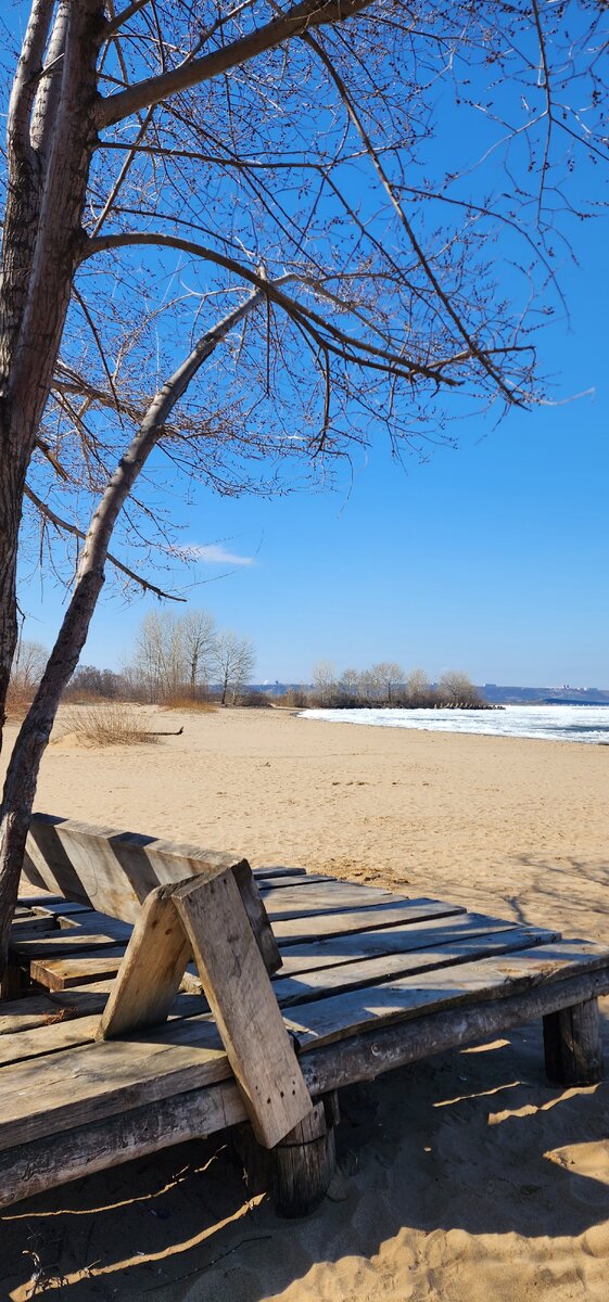 Левый берег Волги в  Ульяновске. Пляж в районе парка "40 лет ВЛКСМ" Авиастроительный район.