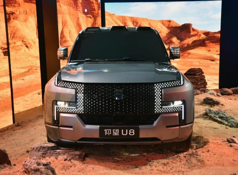    Внедорожник BYD Yangwang U8 умеет разворачиваться на месте и плавать
