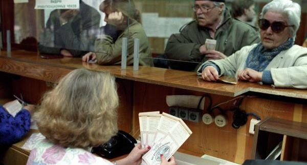 Первый день выдачи приватизационных чеков (ваучеров) в одном из отделений Сбербанка, 1992 год📷

