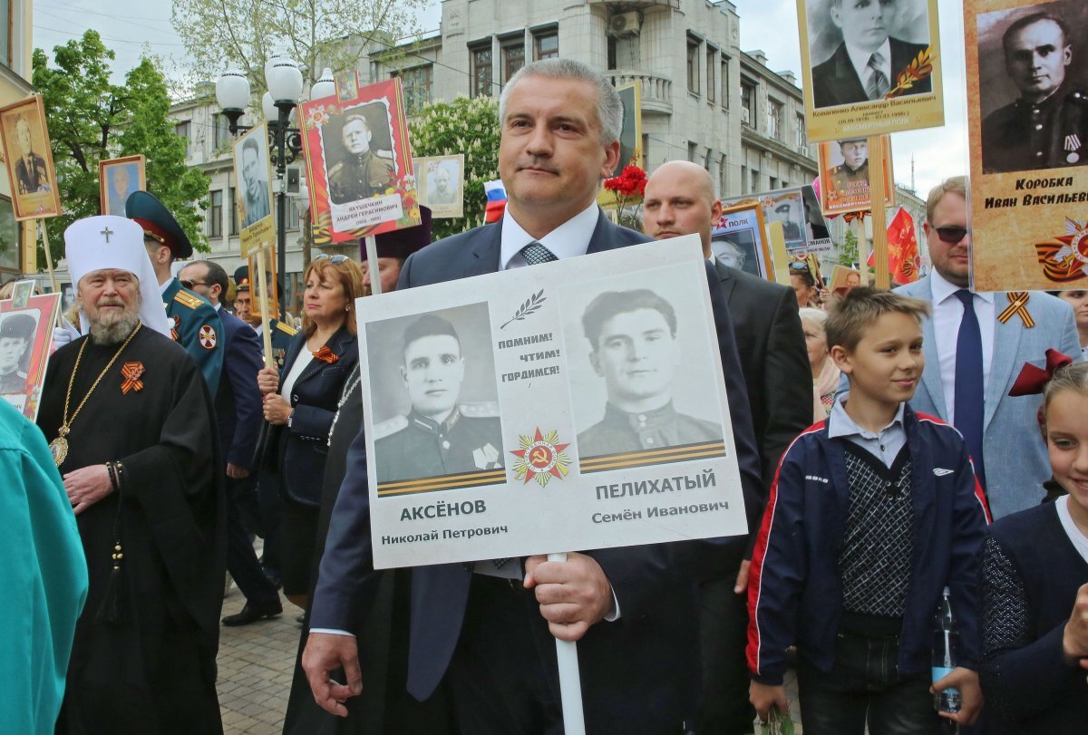    Парадов и шествий в майские праздники на полуострове не будет