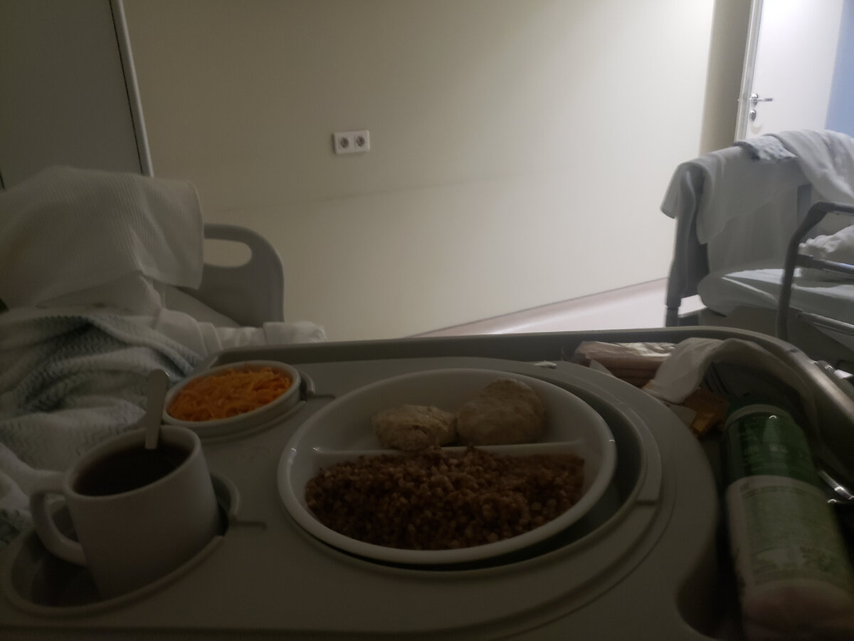 Котлеты, гречка, салат морковка с яблоком, чай, йогурт, печенья.