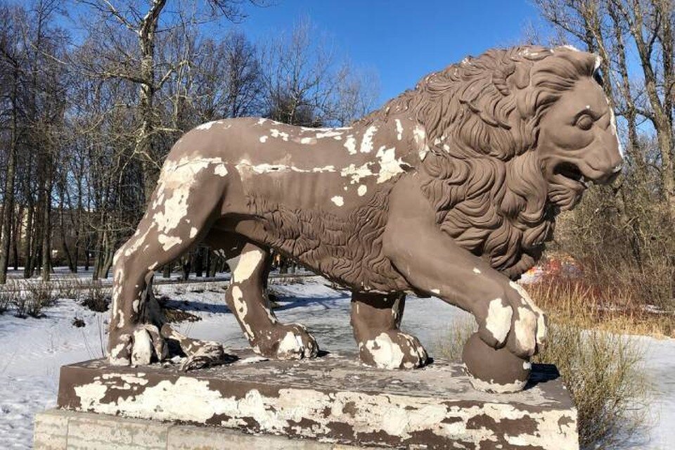     Скульптуры львов в парке Победы в Петербурге облезли через год после установки / Фото: vk.com/serasam