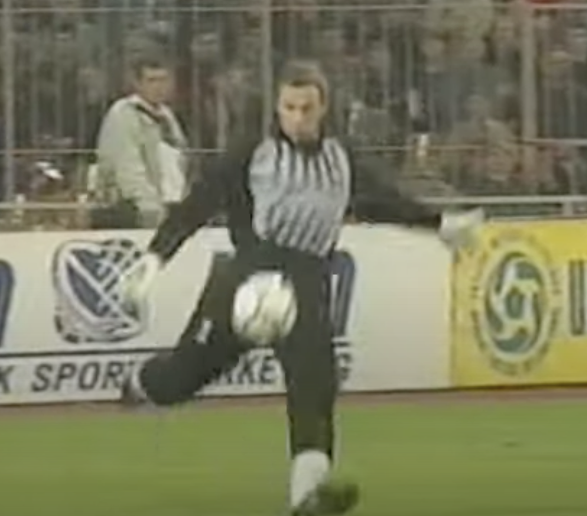 вратарь выбивает мяч на евро-2000