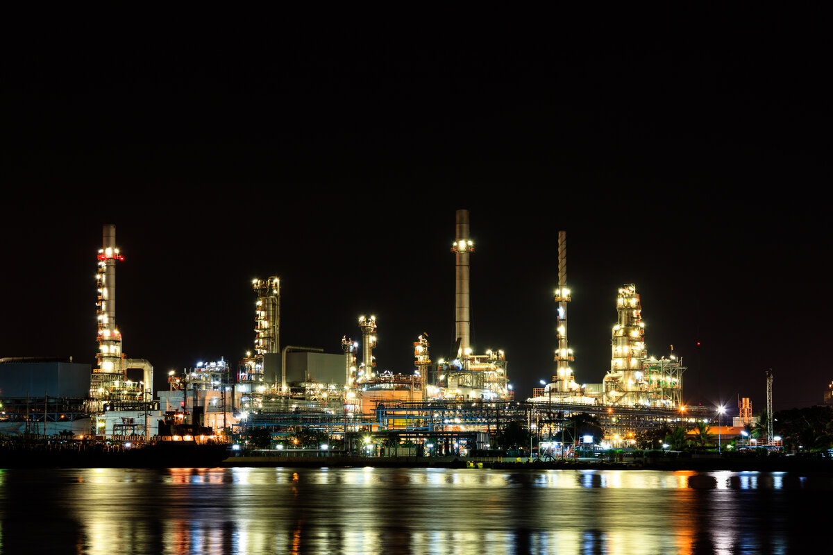 Нефтеперерабатывающее предприятие: вид ночью