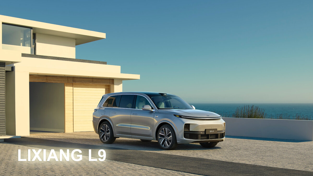 ✔️ Кроссовер / Гибрид / 3 ряда и 6 мест
✔️ Страна сборки Китай
✔️ Габариты: 5218*1998*1800 мм / колесная база 3100 мм
✔️ Масса автомобиля li l9: 2520 кг
✔️ Клиренс (стандартная высота дорожного просвета) - 176 мм, максимально может быть поднято на 40 мм и может опустится до 136 мм для посадки и высадки
✔️ Пневматическая подвеска с диапазоном регулировки 80 мм 
✔️ Два электро двигателя 130 кВт + 200 кВт на 449 л.с + бензиновый генератор на 154 л.с 1.5T L4 крутящий момент 620 Н·м 
✔️ Запас хода в режиме Гибрид - 1100 км по WLTC
✔️ Запас хода на чистом электротяге WLTC (км) - 180 км
✔️ Запас хода в режиме Гибрид - 1315 км по CLTC
✔️ Запас хода на чистом электротяге CLTC (км) - 215 км
✔️ Батарея: тройная литиевая 44,5 кВт
✔️ Быстрая зарядка от 20 до 80% за 30 минут, максимальная мощность 75 кВт
✔️ Медленная зарядка от 0 до 100% за 6 часов 30 минут от сети переменного тока 7 кВт
✔️ Разгон: 5.3 сек 
✔️ Привод: 4 WD
✔️ Подвеска: спереди на двойных поперечных рычагах, а сзади многорычажка
✔️ Багажник: при стандартном разложенном 3 ряде 242 л и 640 л при сложенном 3 ряде
✔️ Объем топливного бака генератора: 65 л
✔️ Колеса: 265/45/R21 на резине Michelin Pilot Sport 4
✔️ Электрическая выдвижная подножка (доступна к заказу дополнительно 10 000 Юаней)
----------------------


✔️ Коробка: односкоростная коробка передач для электромобилей
✔️ Максимальная скорость (км/ч): 180
✔️ Доводчики дверей
✔️ Топливо генератора: Бензин 95
✔️ Экологический стандарт VI
✔️ Метод охлаждения аккумулятора: жидкостное охлаждение
✔️ Функция контроля давления в шинах
✔️ ISOFIX
✔️ Анти блокировочная система ABS
✔️ Система распределения тормозного усилия EBD/CBC
✔️ Система помощи при торможении EBA/BAS/BA
✔️ Автоматическое включение аварийной сигнализации при экстренном торможении
✔️ Антипробуксовочная система ASR/TCS/TRC
✔️ Система электронного контроля устойчивости ESC/ESP/DSC
✔️ Изменение передаточного отношения руля (VGS/VGRS)
✔️ Система помощи при спуске с горы (DAC)
✔️ Система помощи при старте на подъеме (HAC)
✔️ Система предотвращения выезда из полосы движения (LKA)
✔️ Система адаптивного освещения дороги (AFS)
✔️ Система мониторинга слепых зон
✔️ Система распознавания дорожных знаков
✔️ Датчик дождя
✔️ Датчик света
✔️ Адаптивный круиз контроль
✔️ Ассистент удержания полосы движения
✔️ Считывание дорожных знаков
✔️ Круговой обзор 360 градусов 
✔️ Прозрачное шасси
✔️ Автоматическая парковка
✔️ Автоматическая помощь при смене полосы в движении
✔️ Система рекуперации энергии при торможении
✔️ Электрический багажник
✔️ Электропривод боковых зеркал
✔️ Зеркала с функцией автоподстройки на заднем ходу
✔️ Электрообогрев зеркал
✔️ Скрытая электрическая дверная ручка
✔️ Память рулевого колеса
✔️ Цифровой 13,35-дюймовый проекционный проекционный HUD дисплей высокой четкости
✔️ Встроенный автомобильный регистратор
✔️ Функция памяти электрических сидений
✔️ Подогрев всех 6 сидений
✔️ Вентиляция всех 6 сидений
✔️ Массаж 4х сидений
✔️ Второй ряд сидений с электроприводом
✔️ Четырех зонный климат контроль
✔️ Встроенный холодильник/подогреватель в подлокотник первого ряда
✔️ Подогрев руля
✔️ Подогрев зеркал
✔️ Обогрев заднего стекла
✔️ Центральный AMOLED экрана 15,7 дюйма с разрешением 3K
✔️ Развлекательный AMOLED экран для пассажира 15,7 дюйма с разрешением 3K
✔️ Развлекательный открывающийся из потолка AMOLED экран для задних пассажиров 15,7 дюйма с разрешением 3K
✔️ Голосовой помощник
✔️ Управление жестами
✔️ Процессоры и сенсоры Smart Cockpit
✔️ Чип Qualcomm Snapdragon 8155 × 2шт., 24 ГБ ОЗУ, 256 ГБ жесткий диск
✔️ 21 динамик 7.3.4 звуковая система
✔️ Усилитель 2160 Вт 
✔️ Матричный сабвуфер
✔️ Независимый источник звука Bluetooth для переднего и задних пассажиров
✔️ LED освещение
✔️ Светодиодные дневные ходовые огни
✔️ Подсветка салона 256 цветов
✔️ Многослойные акустические стекла спереди и сзади 
✔️ Задняя полусфера с тонировкой
✔️ Камеры - 11шт.
✔️ Ультразвуковые радары - 12шт.
✔️ Радар миллиметровых волн - 1шт.
✔️ Лидар на крыше  - 1шт.